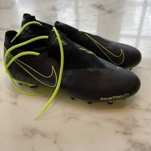 Nike Phantom Vision Academy Dynamic Fit MG soccer cleats